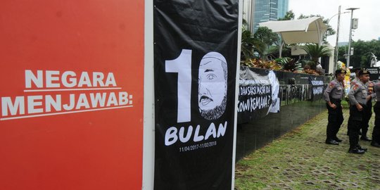 Banner menuntut penyelesaian kasus penyiraman Novel hiasi KPK