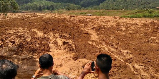 Longsor di Brebes yang tewaskan 5 orang jadi bidikan kamera warga