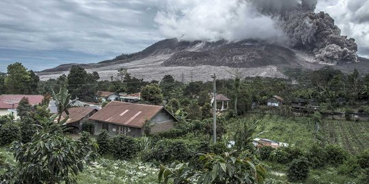 Jalan desa terputus usai lahar dingin terjang kaki Gunung Sinabung