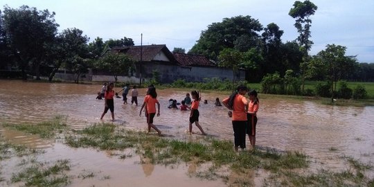 Tanggul jebol, ratusan rumah dan puluhan hektar sawah di Kediri terendam banjir