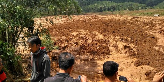 Potongan tubuh diduga perempuan ditemukan di lokasi longsor Brebes