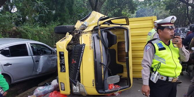  Truk  oleng  hajar sedan 1 keluarga jadi korban merdeka com