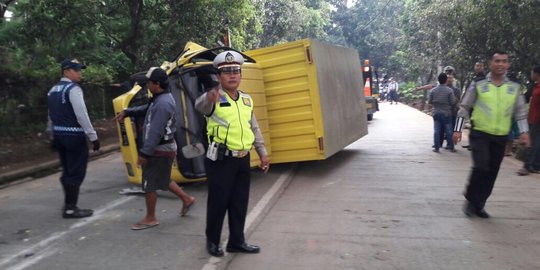 Truk tabrak sedan di Pamulang, 4 orang luka-luka