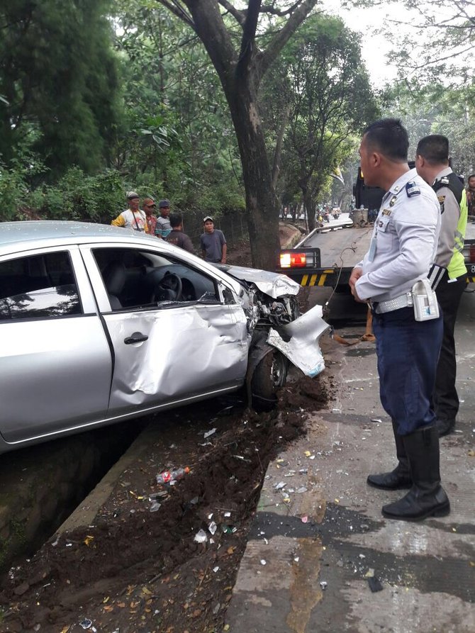 kecelakaan mobil di pamulang