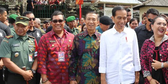 Jokowi bagikan sertifikat tanah ke 12 perwakilan warga Tabanan