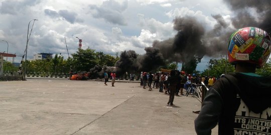 Protes bau busuk PT RUM, warga bakar ban dan blokade akses masuk pabrik