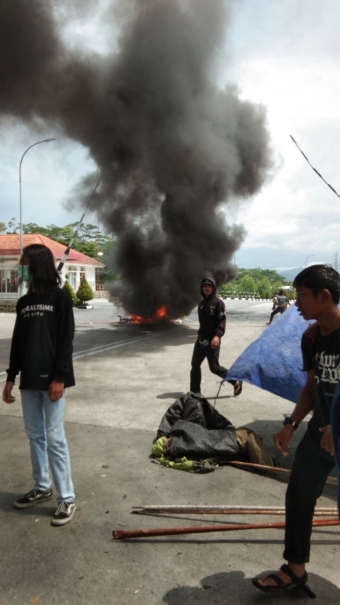 warga blokade akses masuk pt rum