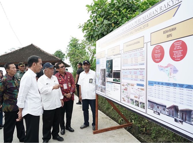 jokowi dan basuki hadimuljono di lokasi pkt irigasi kecil di desa kukuh