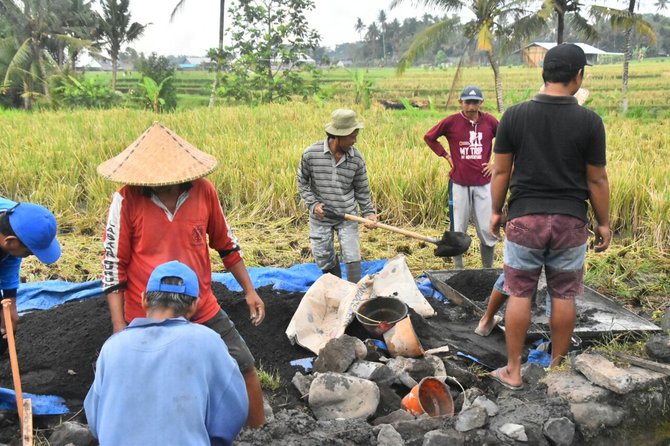 jokowi dan basuki hadimuljono di lokasi pkt irigasi kecil di desa kukuh