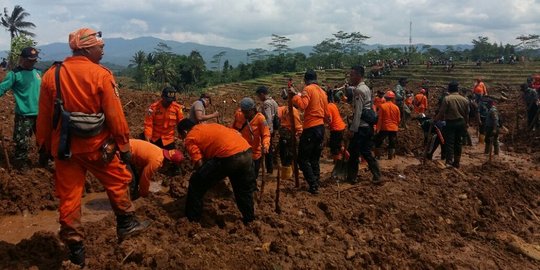 245 Orang dievakuasi akibat longsor di Brebes