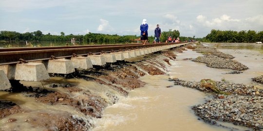 Masih terendam banjir, Jalur KA Cirebon-Tegal belum bisa dilintasi
