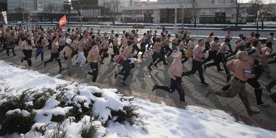 Ratusan pria Belarus lari setengah bugil pada Hari Pertahanan Tanah Air