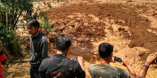 Temukan potongan tubuh, pencarian 13 korban longsor Brebes masih dilanjutkan