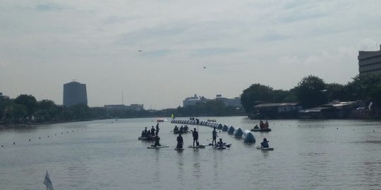 Sandiaga kalah lomba renang, Menteri Susi tiduran di tengah Danau Sunter