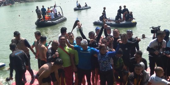 Kalah lomba renang, Sandiaga dibantu Susi capai garis finish