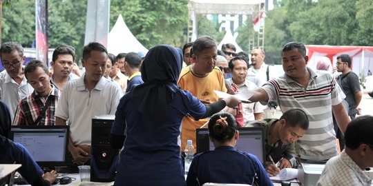 Antusias ratusan sopir taksi online bikin SIM murah di GBK