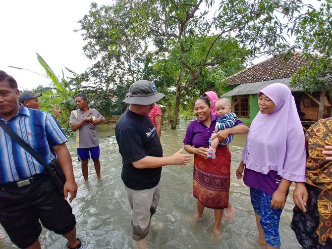 sudirman said makan nasi bungkus bareng pengungsi