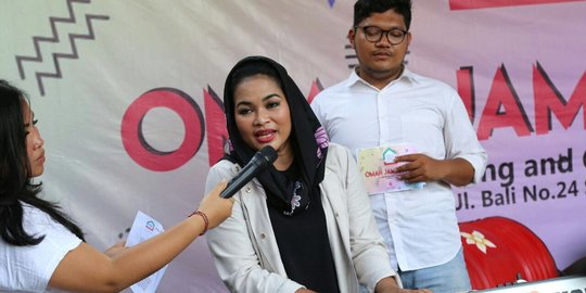 Di depan anak milenial, Puti Guntur main keyboard dan nyanyi 'Melati Putih'