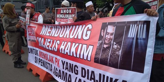 Sidang PK Ahok, massa pro dan kontra Ahok adu orasi di depan PN Jakut