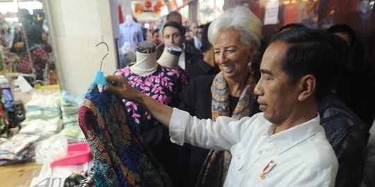 Keakraban Jokowi dan Direktur IMF saat blusukan ke Pasar Tanah Abang