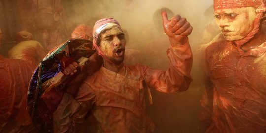 Warna-warni Festival Holi di India