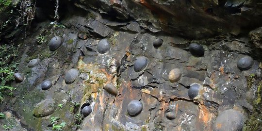Aneh, di Portugal ada bongkahan granit raksasa yang melahirkan batu-batu anakan