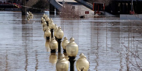 Parahnya banjir rendam Louisville sampai lampu taman nyaris tenggelam