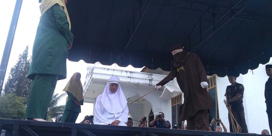 Bermain judi, pasutri di Aceh dihukum cambuk tujuh kali