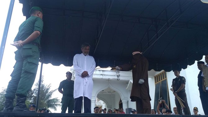 pasutri non muslim dicambuk di banda aceh