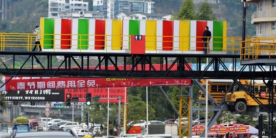 Unik, jembatan penyeberangan di China ini dilengkapi toilet umum