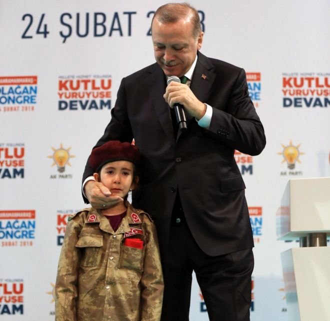 erdogan bersama anak kecil berpakaian tentara