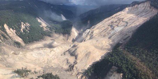 Pantauan udara longsor parah di Papua Nugini dipicu gempa 7,5 SR