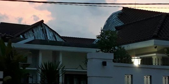 Atap rumah dinas Bupati Ogan Komering Ilir ambruk