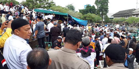 Ribuan orang antar jenazah Cawagub Kaltim Nusyirwan Ismail ke pemakaman