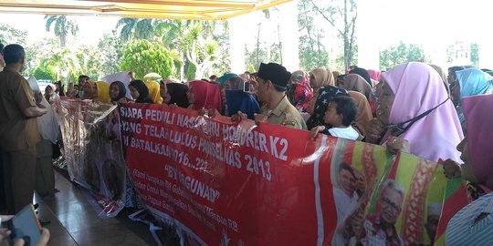 Tuntut status PNS, ratusan guru honorer demo di kantor Gubernur Aceh