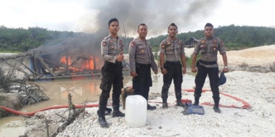 Kabur saat hendak ditangkap, rakit para penambang emas ilegal dibakar polisi