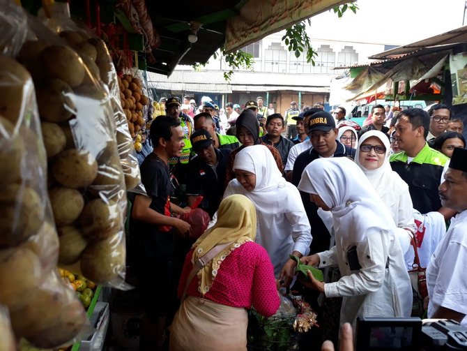 khofifah blusukan di pasar sepanjang