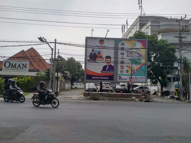 foto presiden jokowi dan khofifah nonggol di baliho nasdem di surabaya