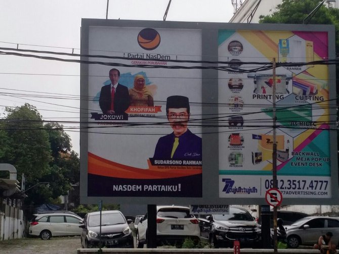 foto presiden jokowi dan khofifah nonggol di baliho nasdem di surabaya