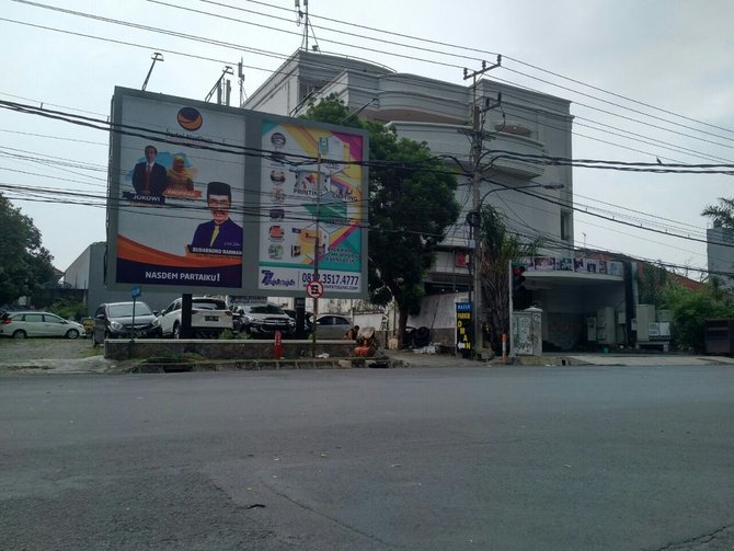 foto presiden jokowi dan khofifah nonggol di baliho nasdem di surabaya