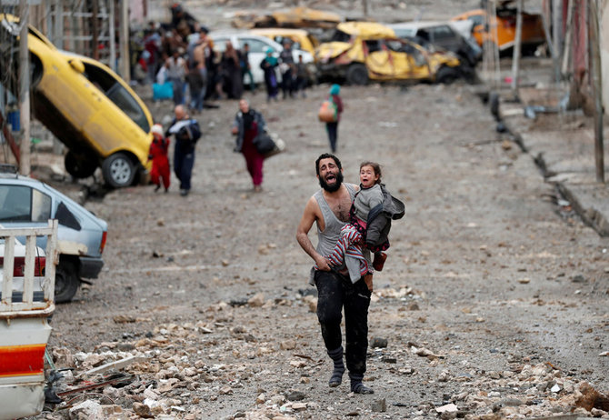 pria menggendong anak kecil di mosul irak