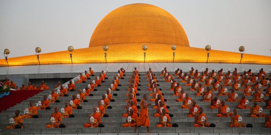 Melihat sakralnya upacara Magha Puja di Thailand