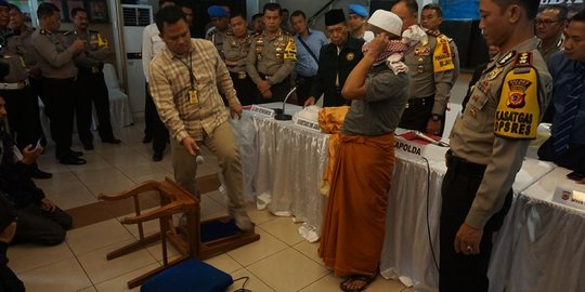 Marbut Masjid gunting baju dan peci sendiri biar disangka dianiaya