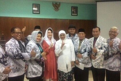 khofifah dan arumi saat bertemu pengurus pgri jatim