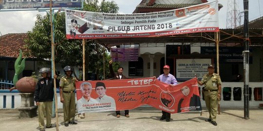 Langgar aturan, Satpol PP turunkan alat peraga kampanye Pilgub Jateng di Solo