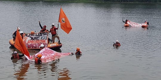 Kembali protes pembangunan Tol Serpong-Cinere, aktivis menyelam di Situ Sasak