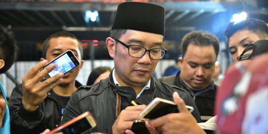 Saat milenial minta HP-nya ditandatangani Ridwan Kamil