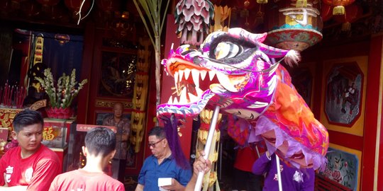 Akhiri perayaan Imlek, warga Solo disuguhi kirab liong dan barongsai