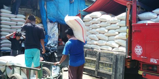 Di pasar Cipinang, harga beras premium bertahan tinggi di Rp 15.000 per Kg