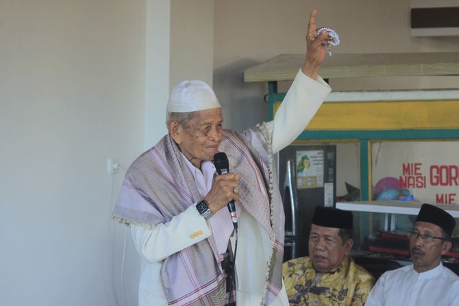 ketua majelis ulama indonesia mui kabupaten bone kh abdul latif amien bertemu nurdin halid